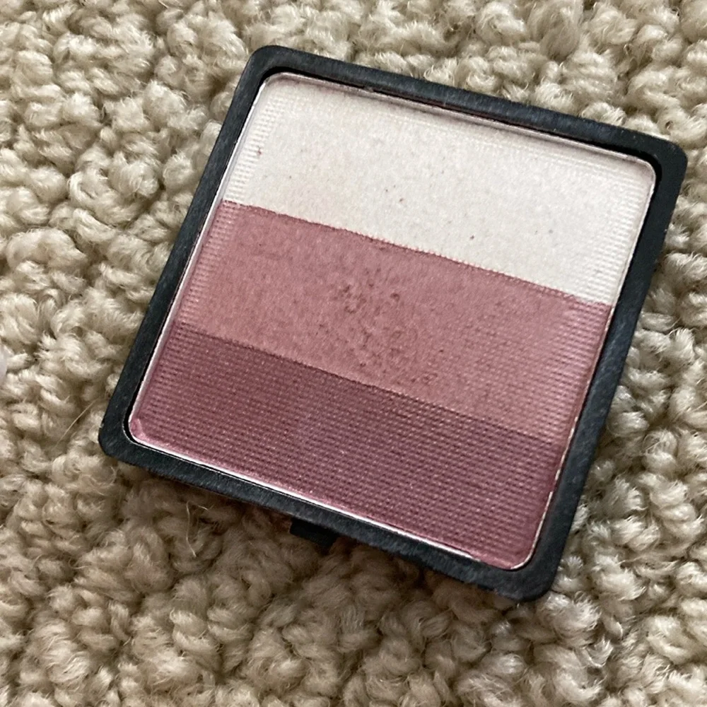 The Color Institute Pressed Powder Eyeshadow Like New Purple Cream Gradient